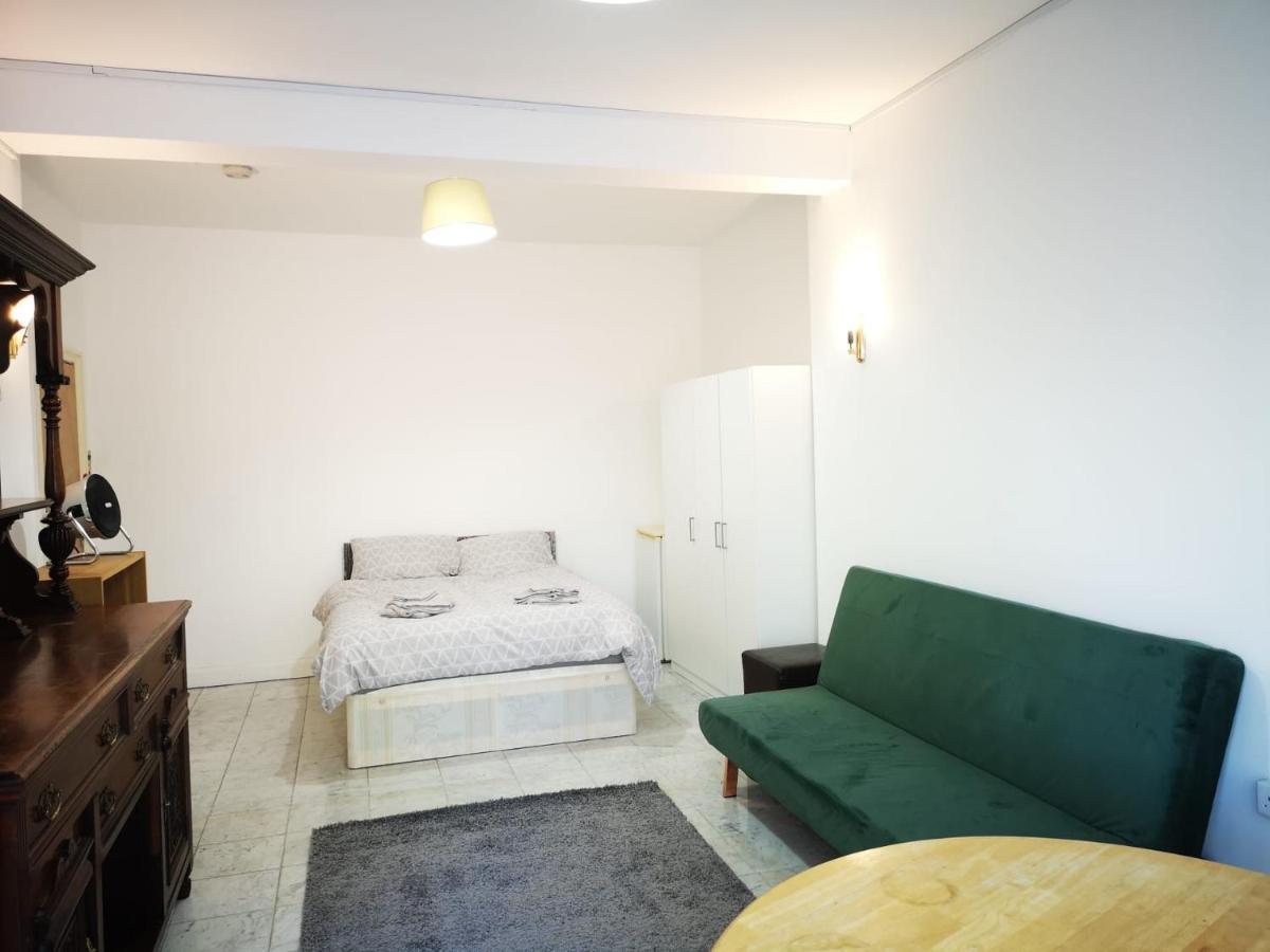 Privatunterkunft Large Spacious In Zone 2 London